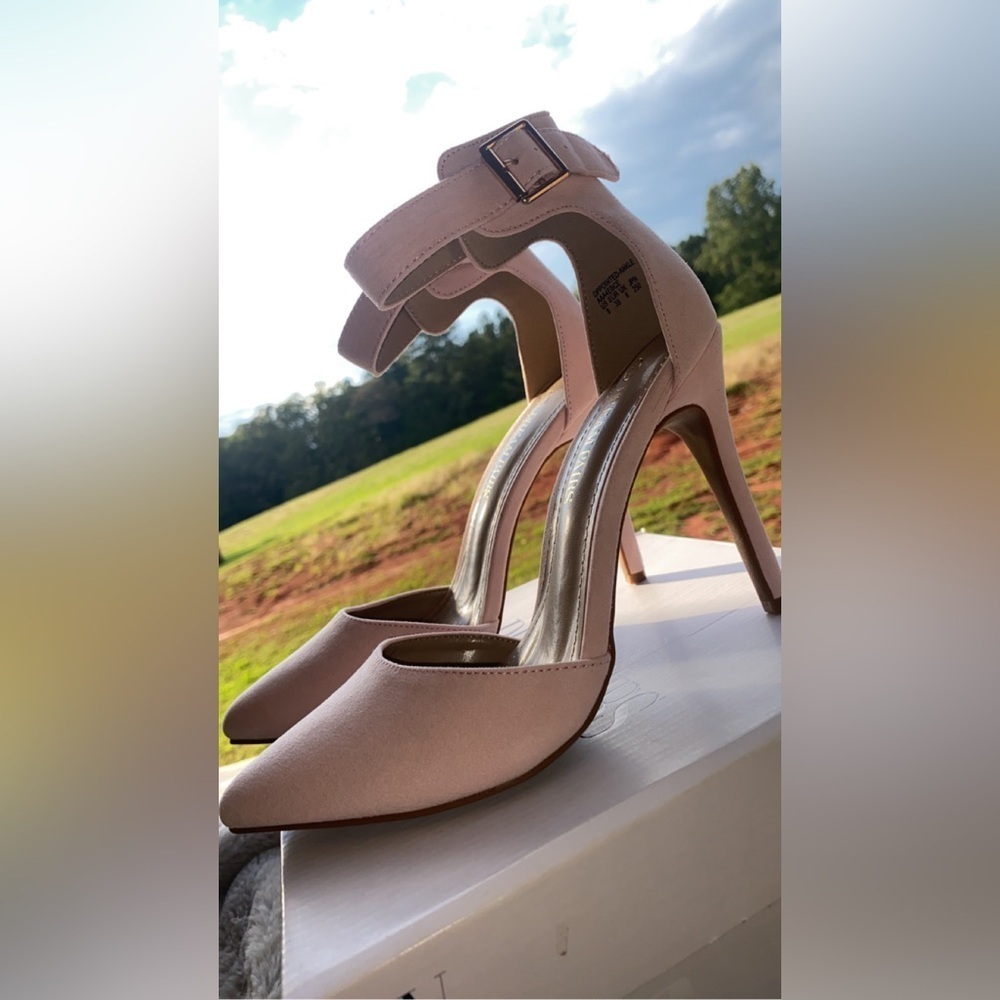 Romantic Dream Pairs Pale / Blush Pink New buckle ankle strap pointed toe size 8